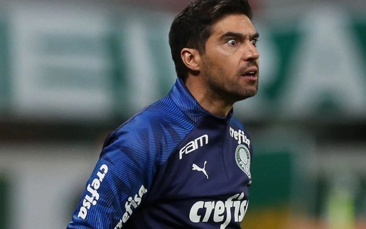 STJD estuda punir Abel Ferreira após atitude de tomar celular de jornalista