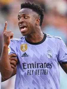 vinicius-junior-foi-alvo-de-racismo-durante-valencia-x-real-madrid-vini-ainda-acabou-expulso-1684703666987_v2_450x600.jpg