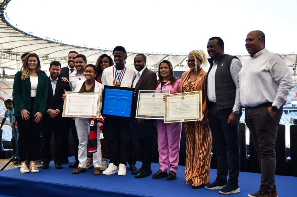 Vini Júnior é condecorado com Medalha Pedro Ernesto e título de cidadão carioca, pela Câmara Municipal do Rio