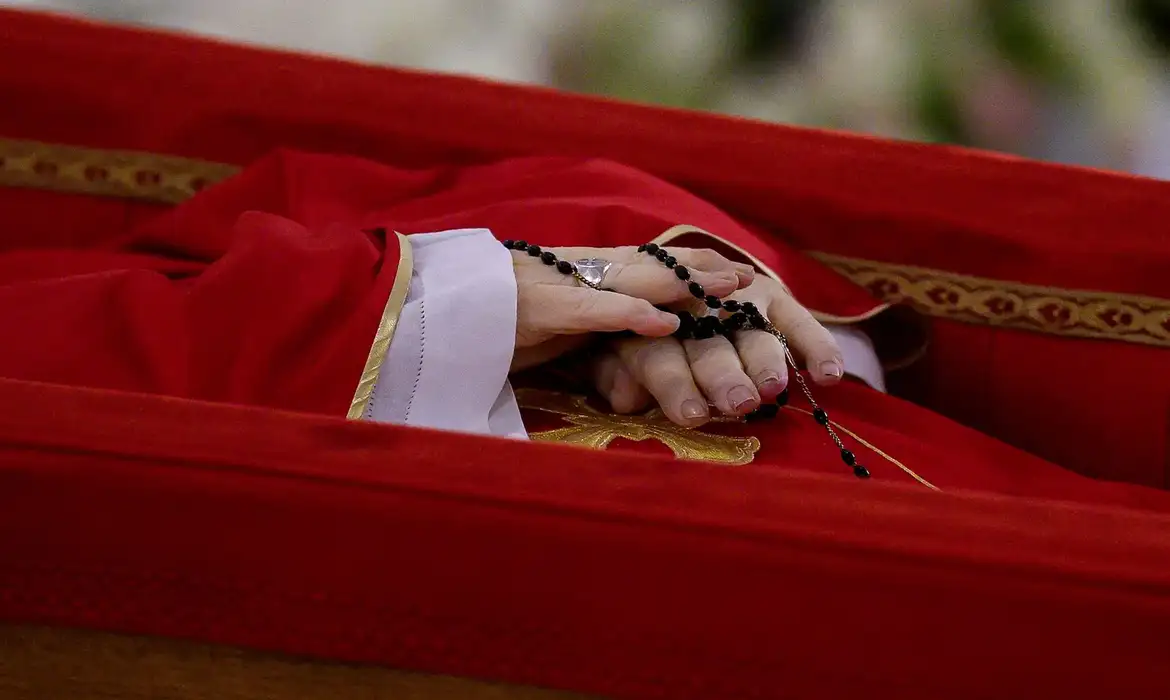 Mais de 400 mil pessoas estiveram presentes ao funeral do Papa Francisco, no Vaticano