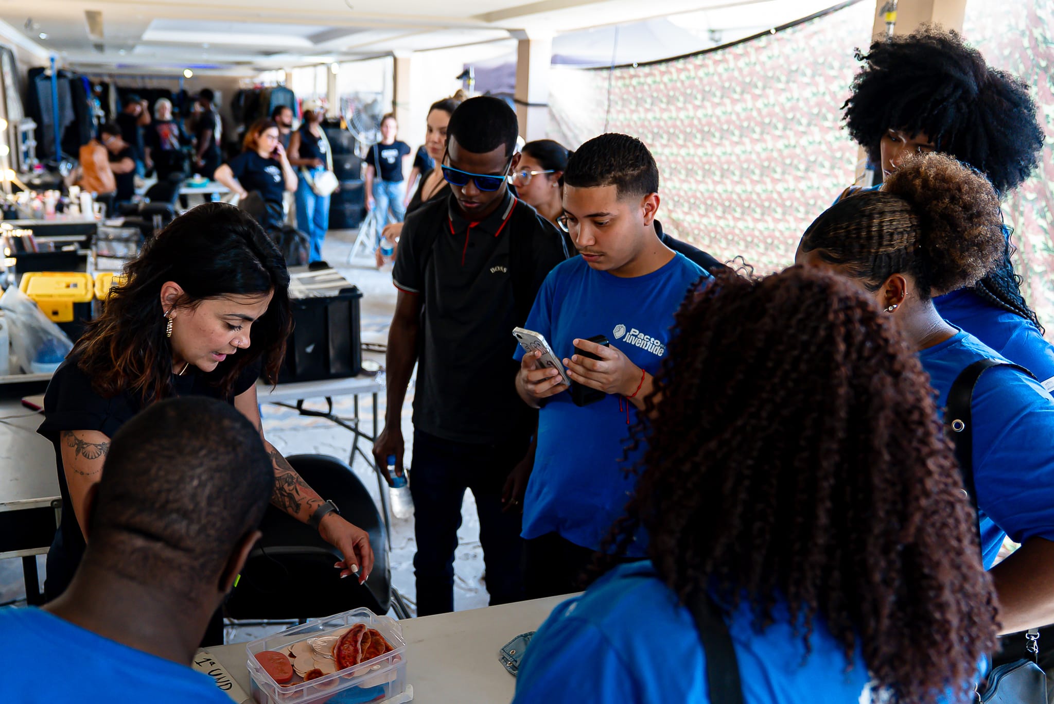 Jovens no Set de gravação - Arcanjo Renegado- creditos fotografia Laryssa Lomenha -JUVRio