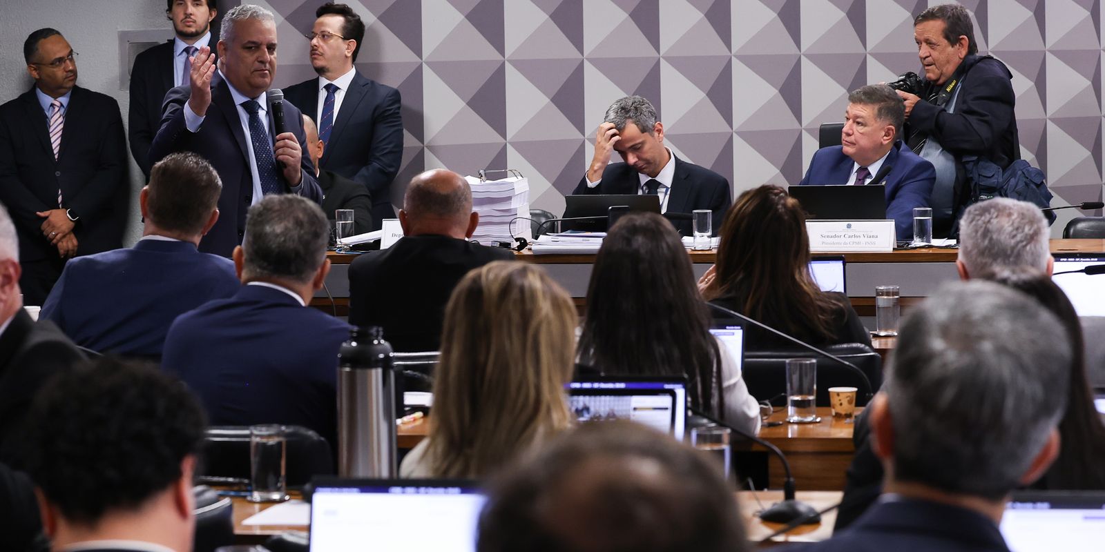 CPMI do INSS chega ao fim sem relatório final após rejeição de parecer do relator