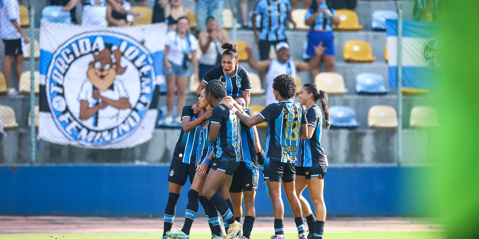 Grêmio supera Internacional por 2 a 1 e conquista primeira vitória no Brasileiro Feminino