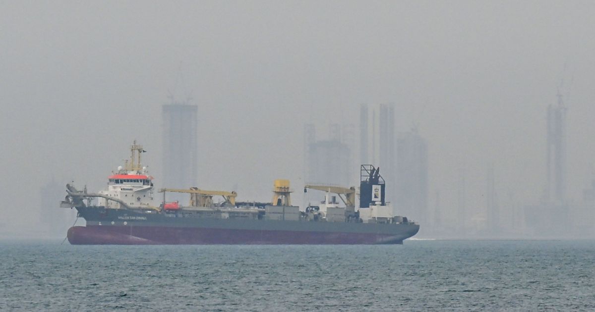 Ataques iranianos atingem petroleiro kuwaitiano em Dubai durante conflitos no Oriente Médio