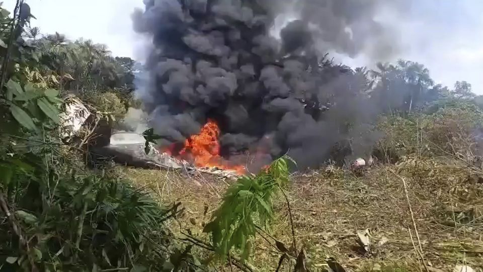 Tragédia na Colômbia: Avião militar cai após decolagem, deixando 34 mortos