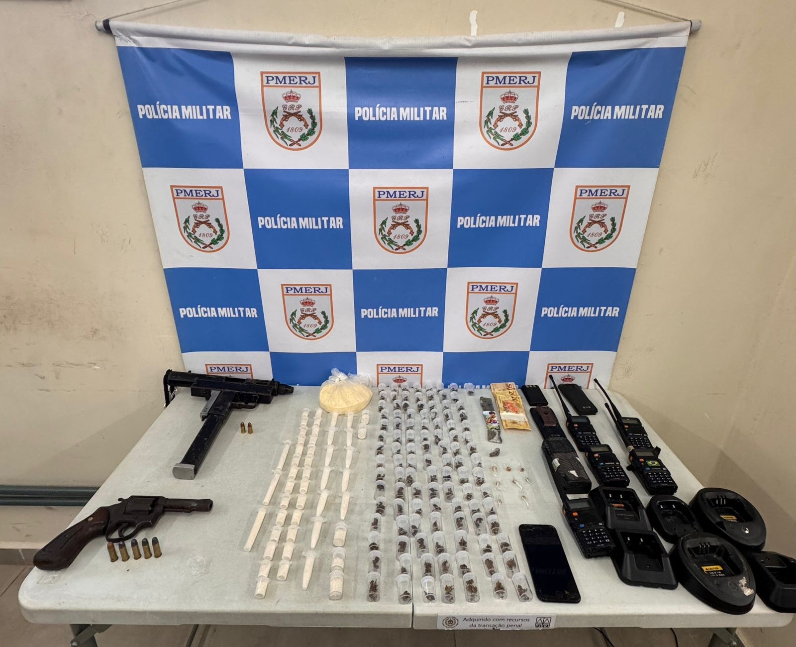 Operação em Volta Redonda resulta na prisão de homem, apreensão de armas e drogas