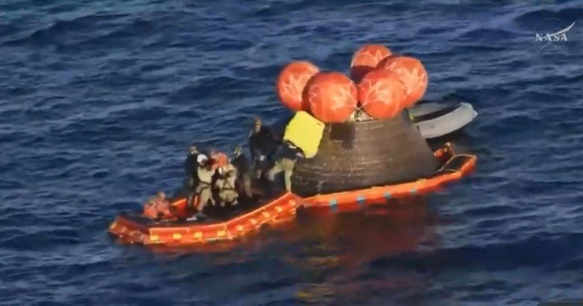 Tripulação da Artemis II deixa cápsula Orion após retorno à Terra