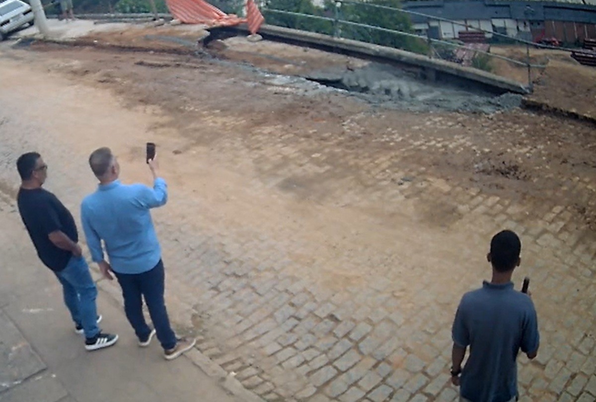 Desmoronamento em rua de Teresópolis durante obra gera críticas e intervenção emergencial