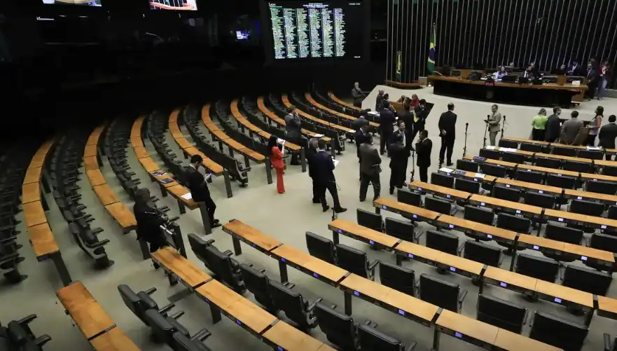 Câmara dos Deputados aprova acesso da ANP a dados para combater fraudes e estabelece regras para transição de governo