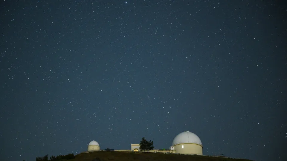 Chuva de meteoros Líridas atinge seu pico em 2026: um espetáculo celeste
