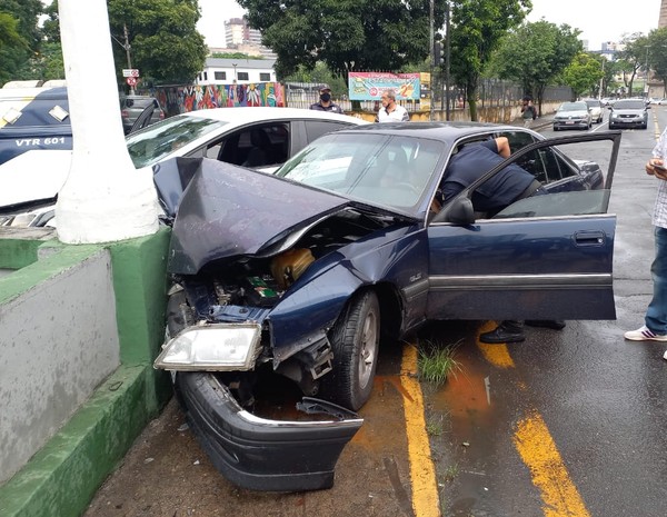 Mulher de 56 anos fica ferida em acidente entre dois carros em Volta Redonda