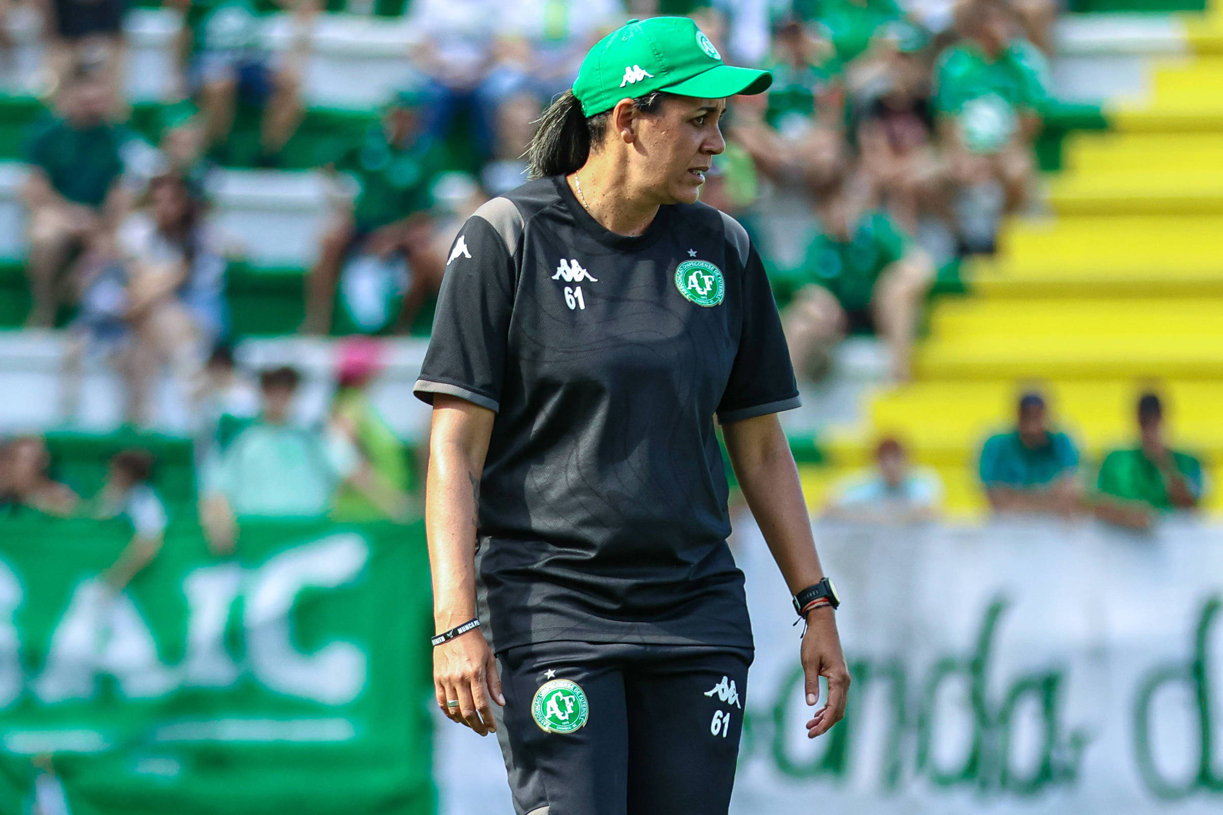 Nívia de Lima faz história como primeira auxiliar técnica na Série A do Brasileirão