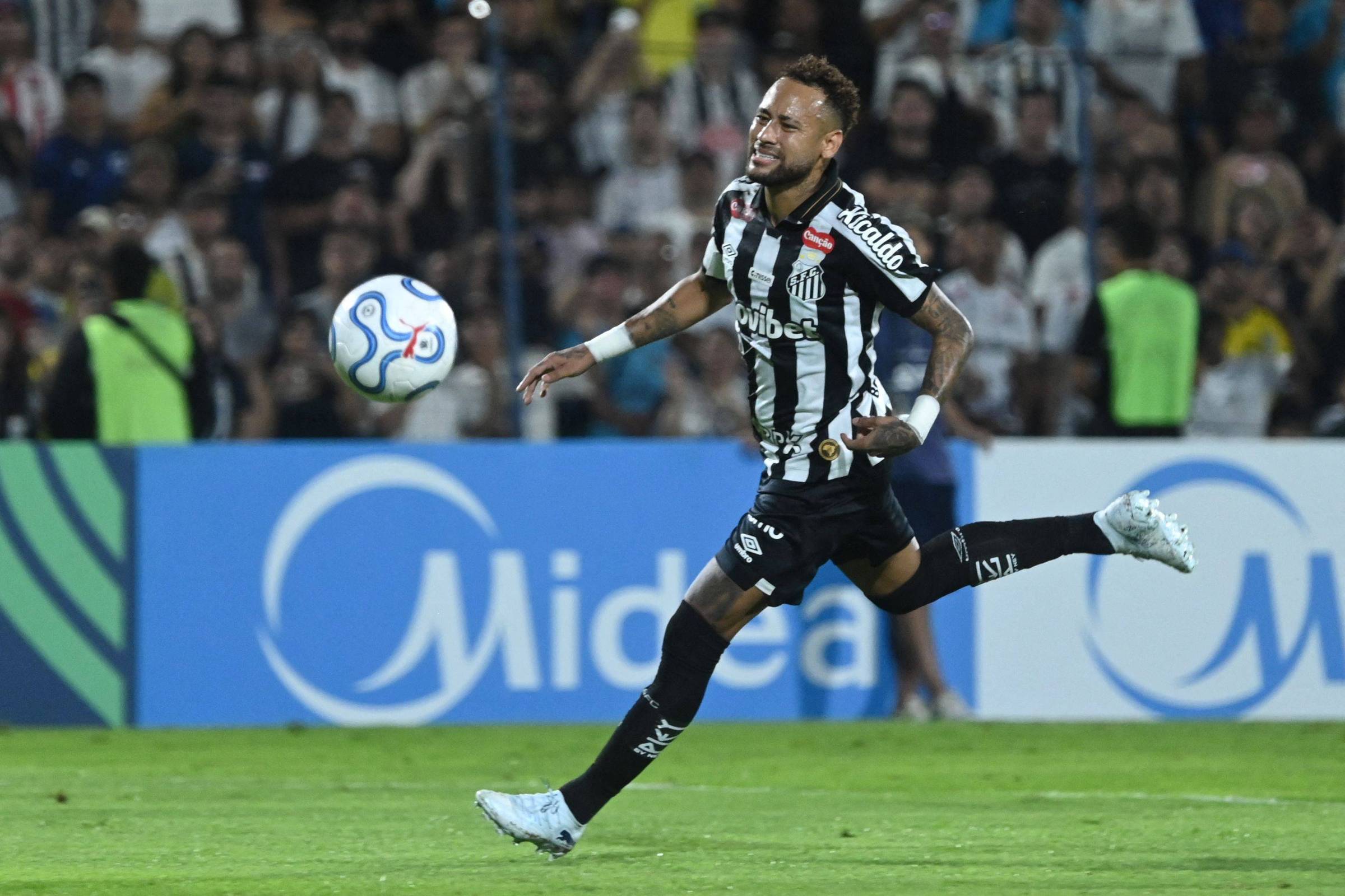 Neymar celebra gol com abraço em Robinho Jr. após briga e notificação judicial