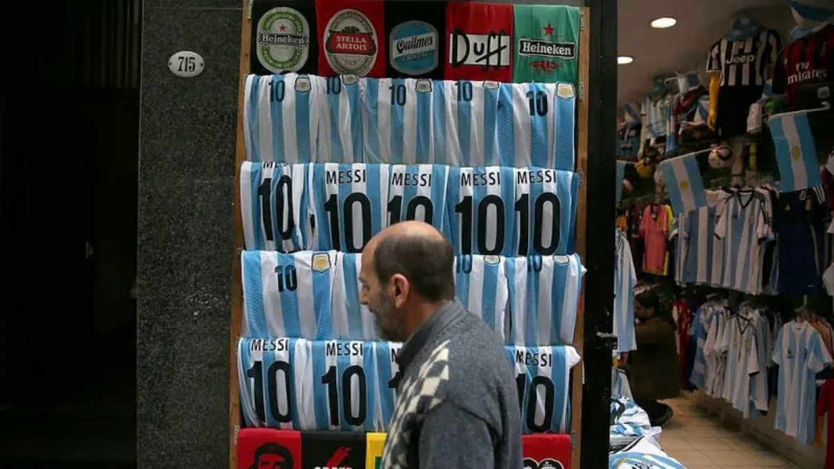 Por que as roupas estão tão caras na Argentina e como o governo Milei estimula compras no exterior