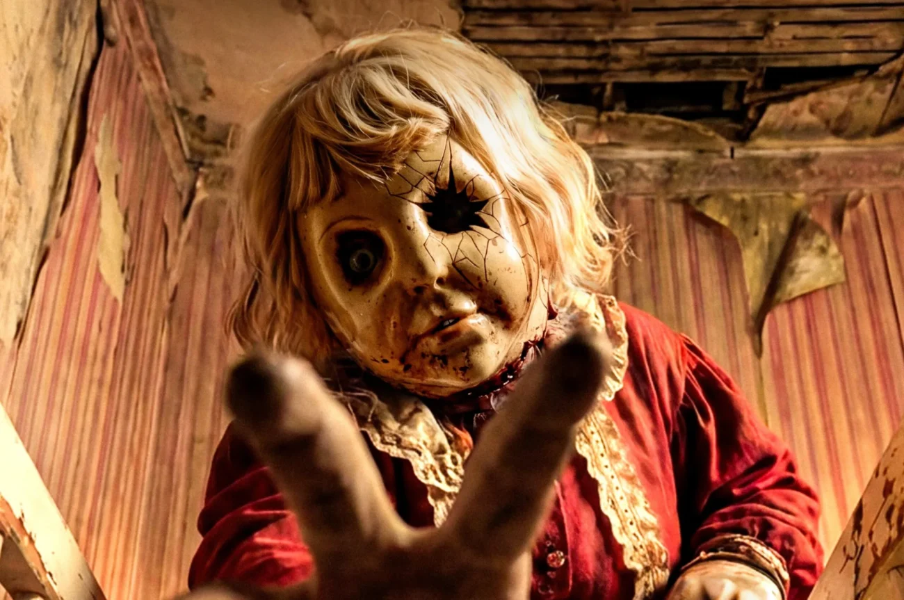 Análise de Dolly – A Boneca Maldita: Uma Produção de Terror Incomum na Temporada