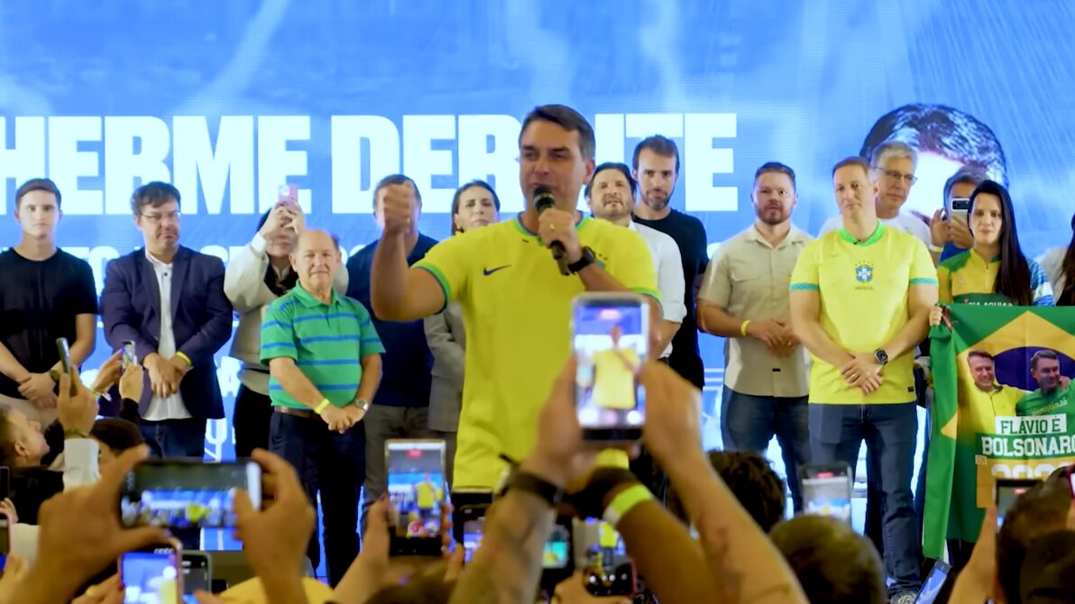 Flávio Bolsonaro reage a áudio com Vorcaro em discurso em Sorocaba