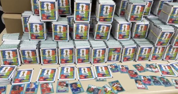 Polícia apreende mais de 200 mil figurinhas falsas do álbum da Copa do Mundo em Nova Iguaçu
