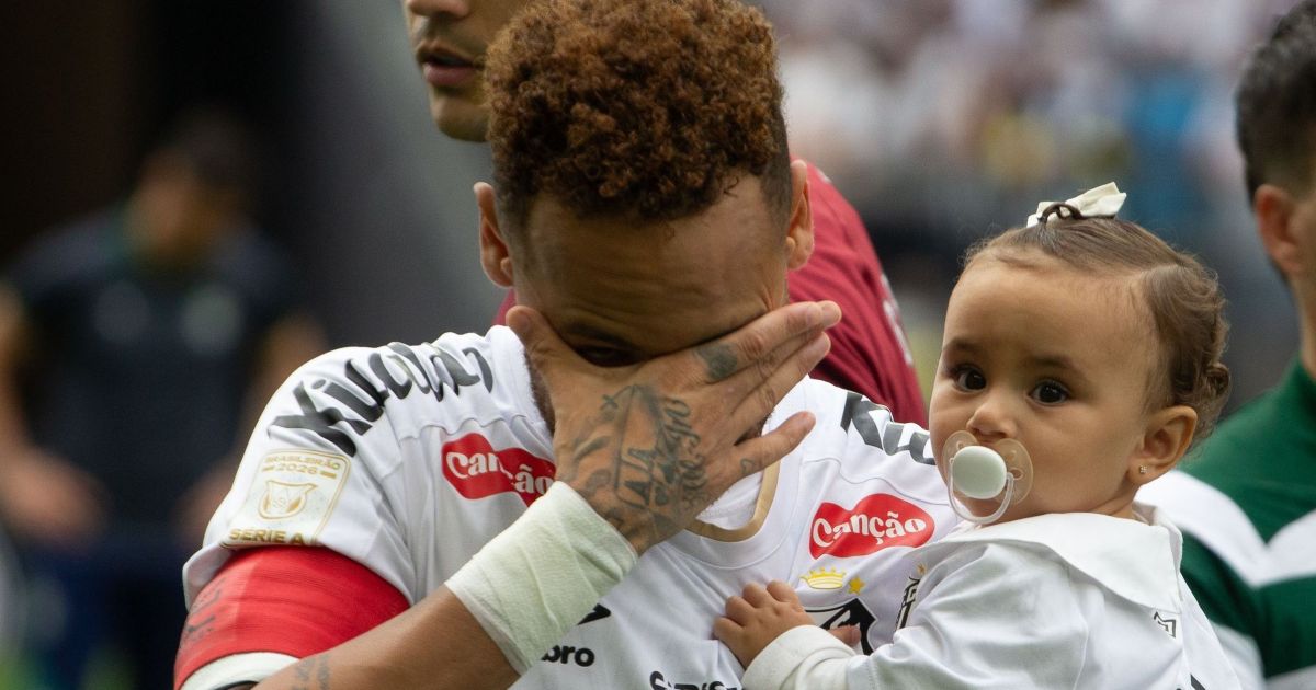 Criança emociona ao orar por Neymar na Copa e atacante responde positivamente