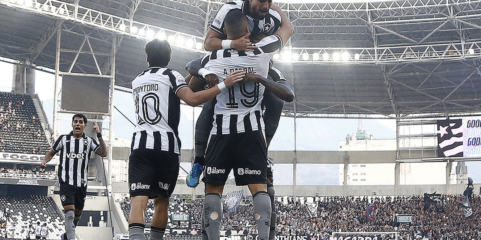 Arthur Cabral brilha e Botafogo vence Corinthians em partida movimentada pelo Brasileirão