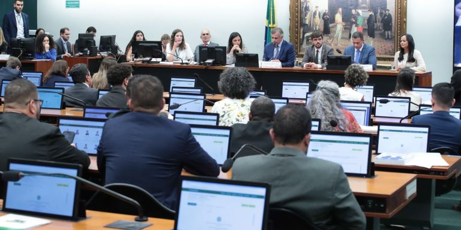 CCJ da Câmara adia análise de PEC sobre redução da maioridade penal no Brasil