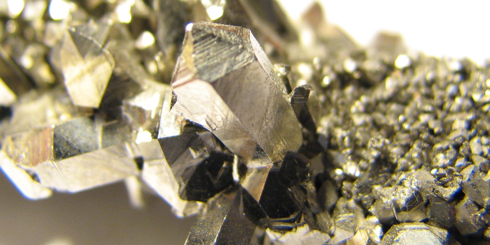Brasil enfrenta desafios estratégicos na gestão de minerais críticos