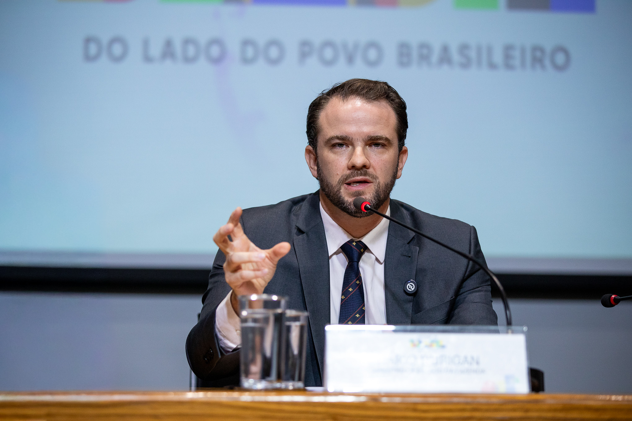 Governo estuda possibilidade de reavaliar taxa das blusinhas e lança programa Desenrola para adimplentes
