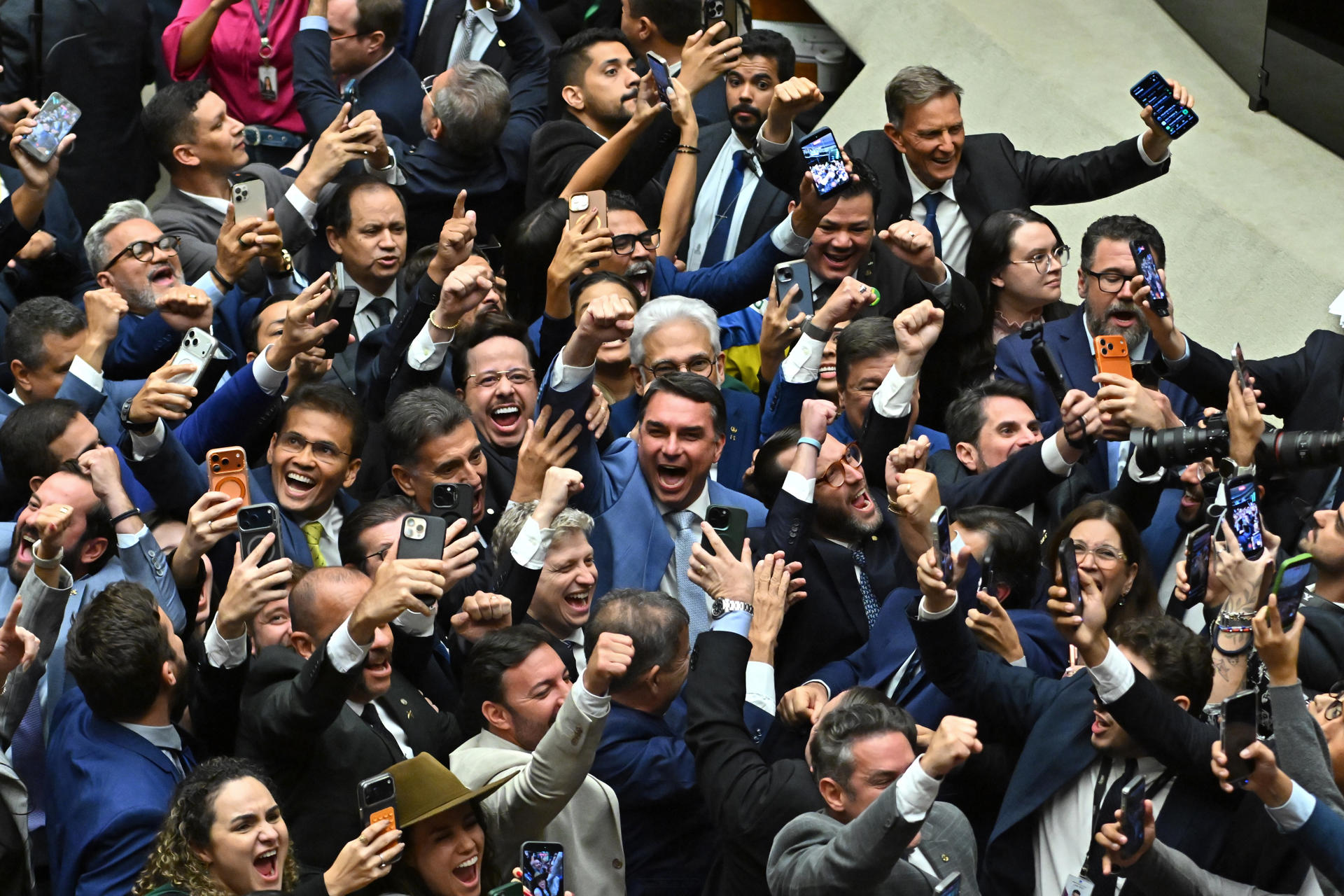 Parlamentares de oposição buscam novos cargos políticos em 2026