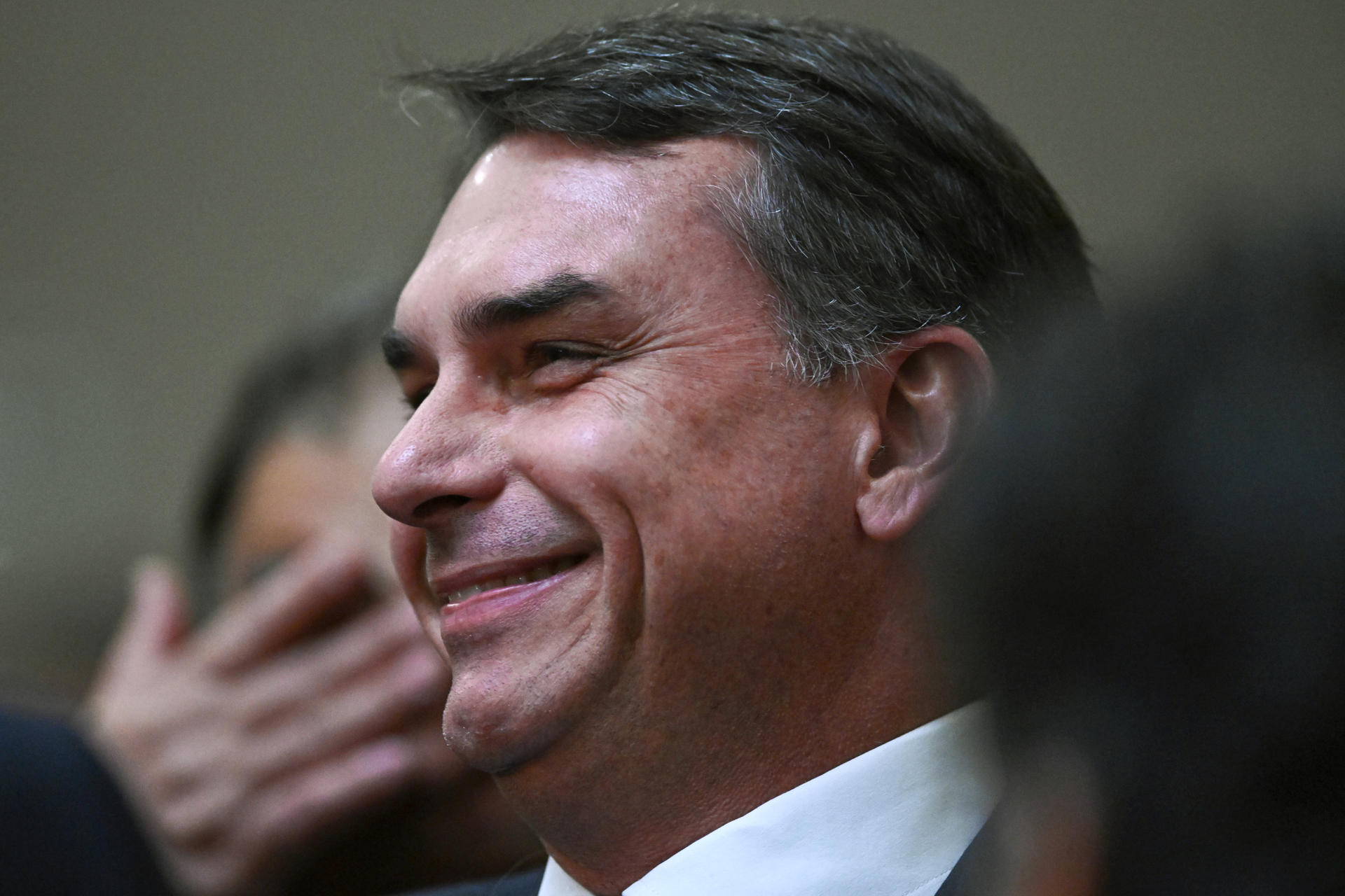 Flávio Bolsonaro comemora classificação do PCC e CV como terroristas pelos EUA