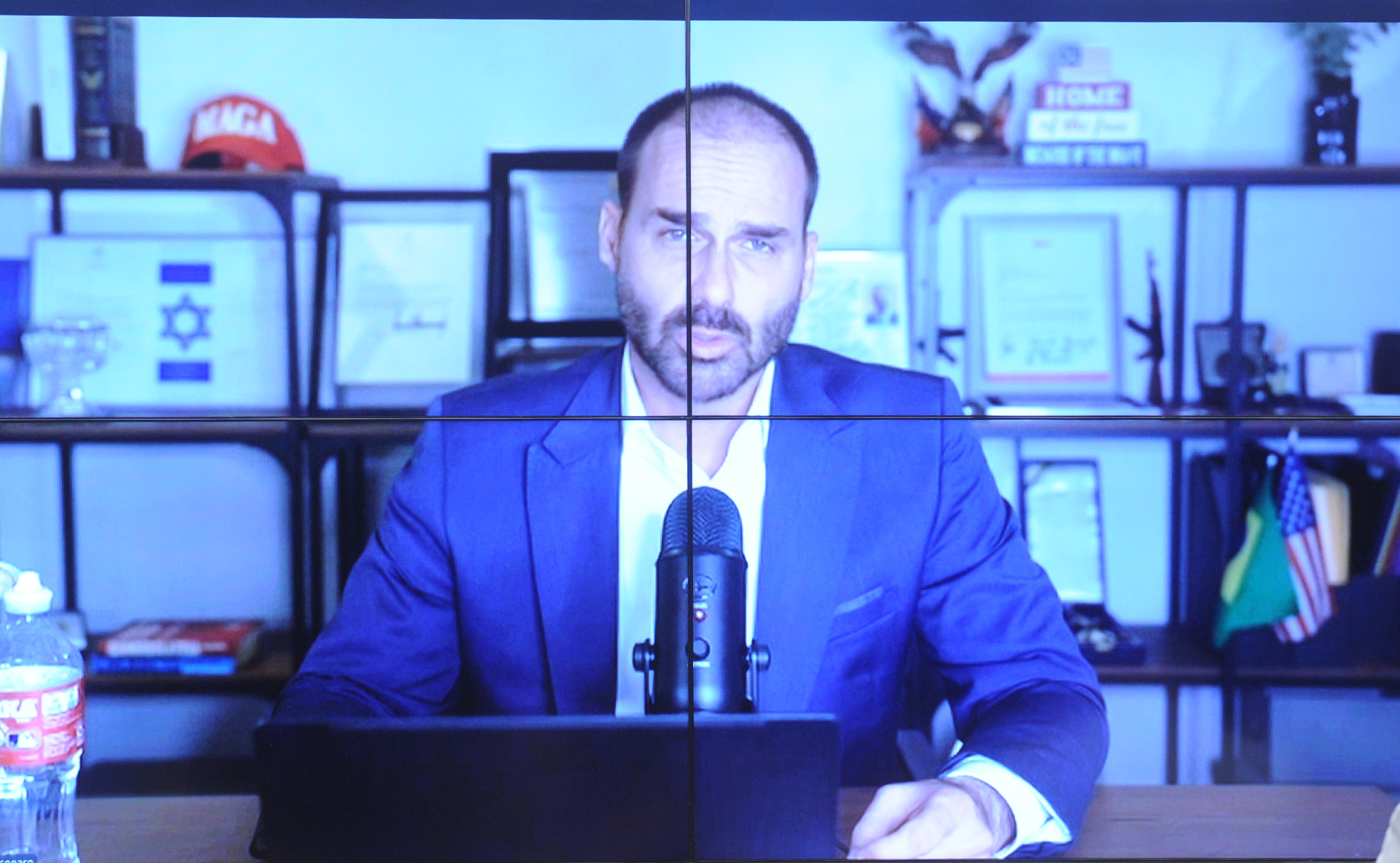 Eduardo Bolsonaro nega ter recebido recurso de filme e aponta impedimento por status migratório