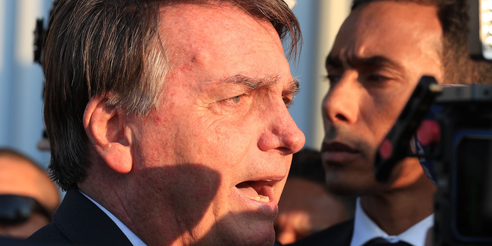 Jair Bolsonaro recebe alta hospitalar após cirurgia no ombro em Brasília