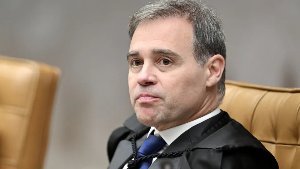Ministro do STF vota pela manutenção da prisão de primo de Vorcaro; Gilmar pede vista