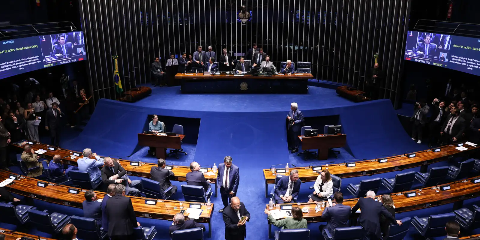 Alcolumbre adia tramitação da PEC do fim da 6×1 no Senado: entenda o cenário político e econômico
