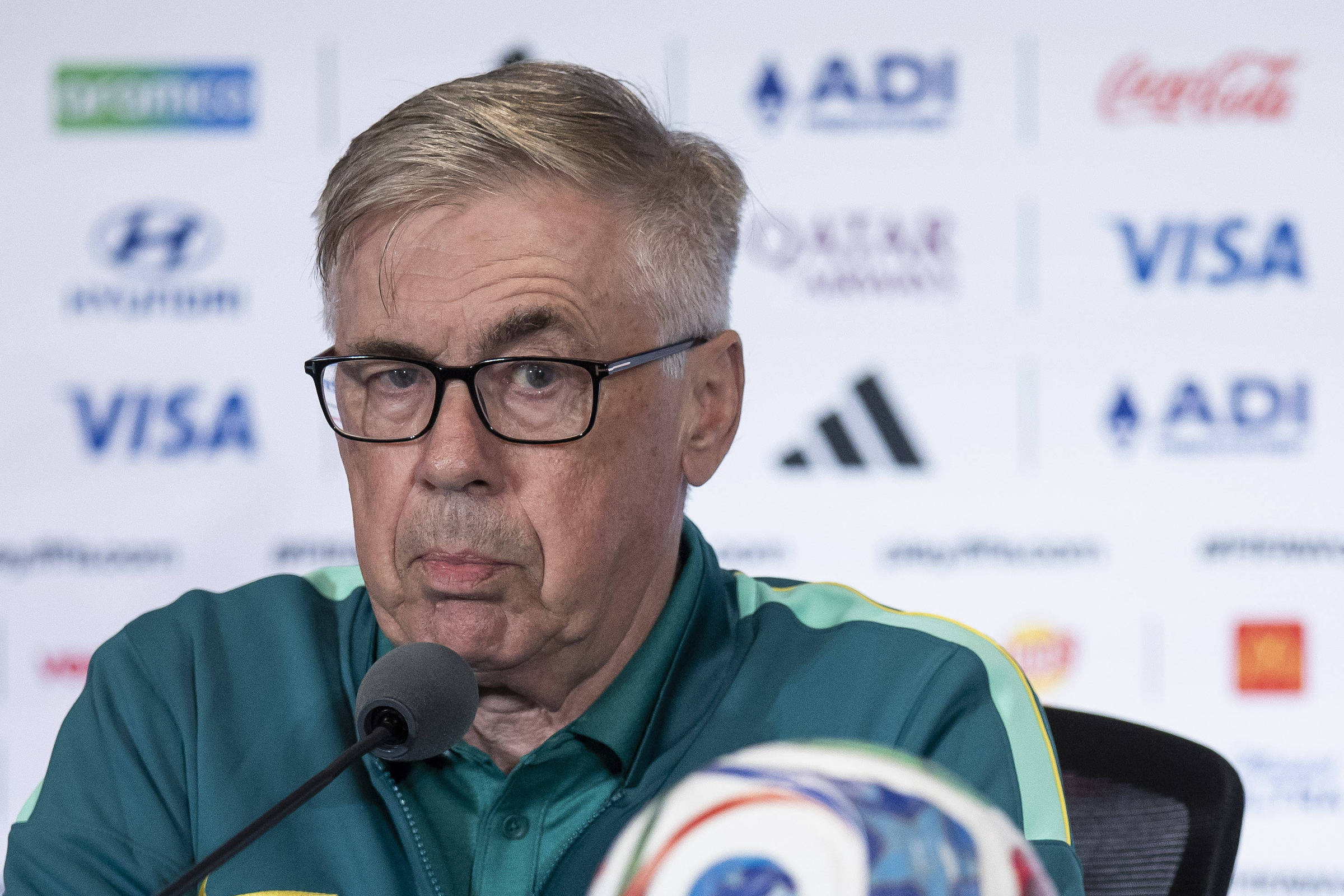 ‘Ancelotti demonstra comprometimento ao cantar hino nacional brasileiro’