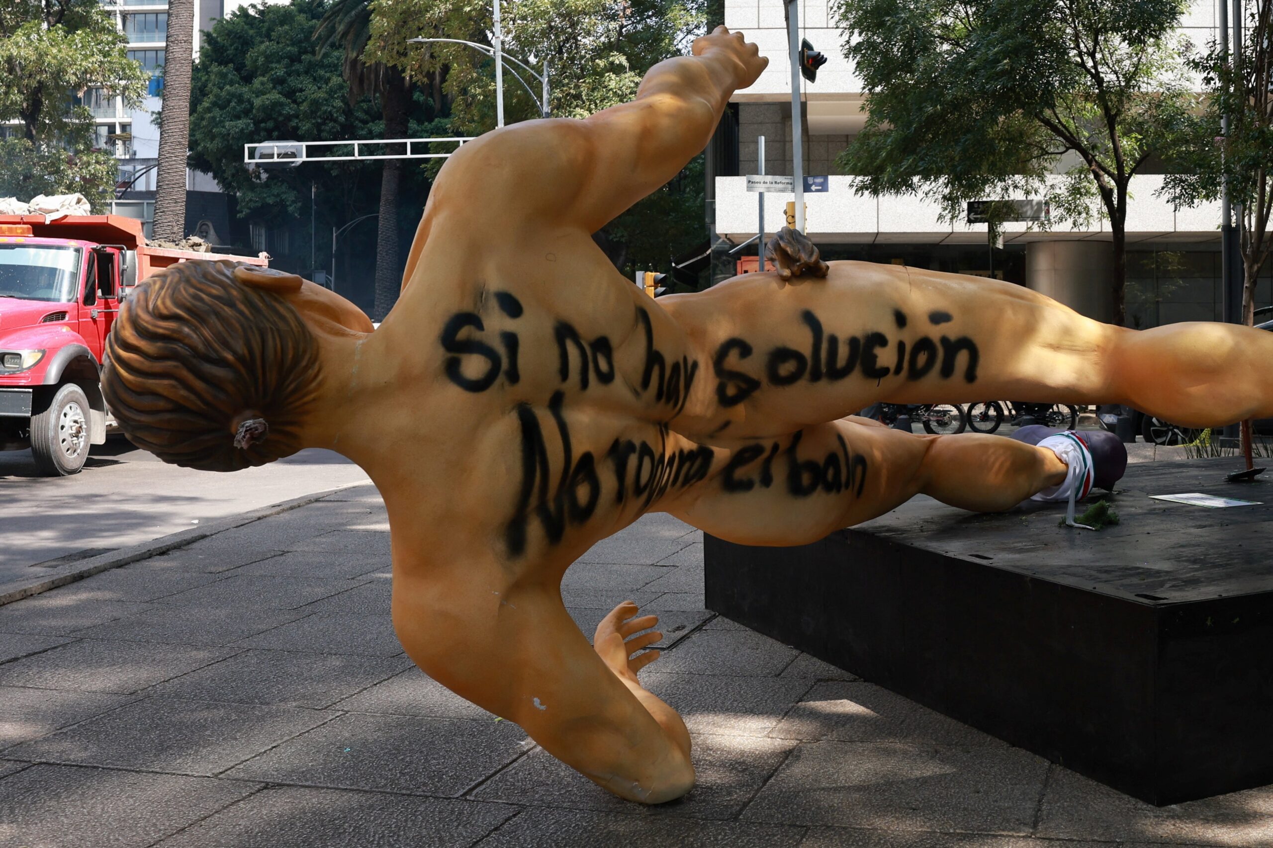 Manifestantes derrubam estátuas de jogadores da Copa do Mundo em protesto no México