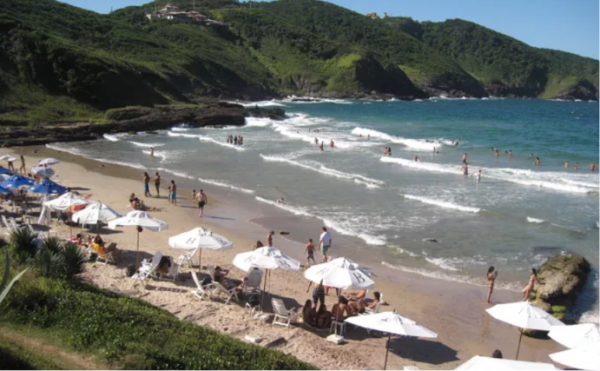 Justiça Federal determina interdição de quiosques e comércios irregulares na Praia Brava, em Búzios