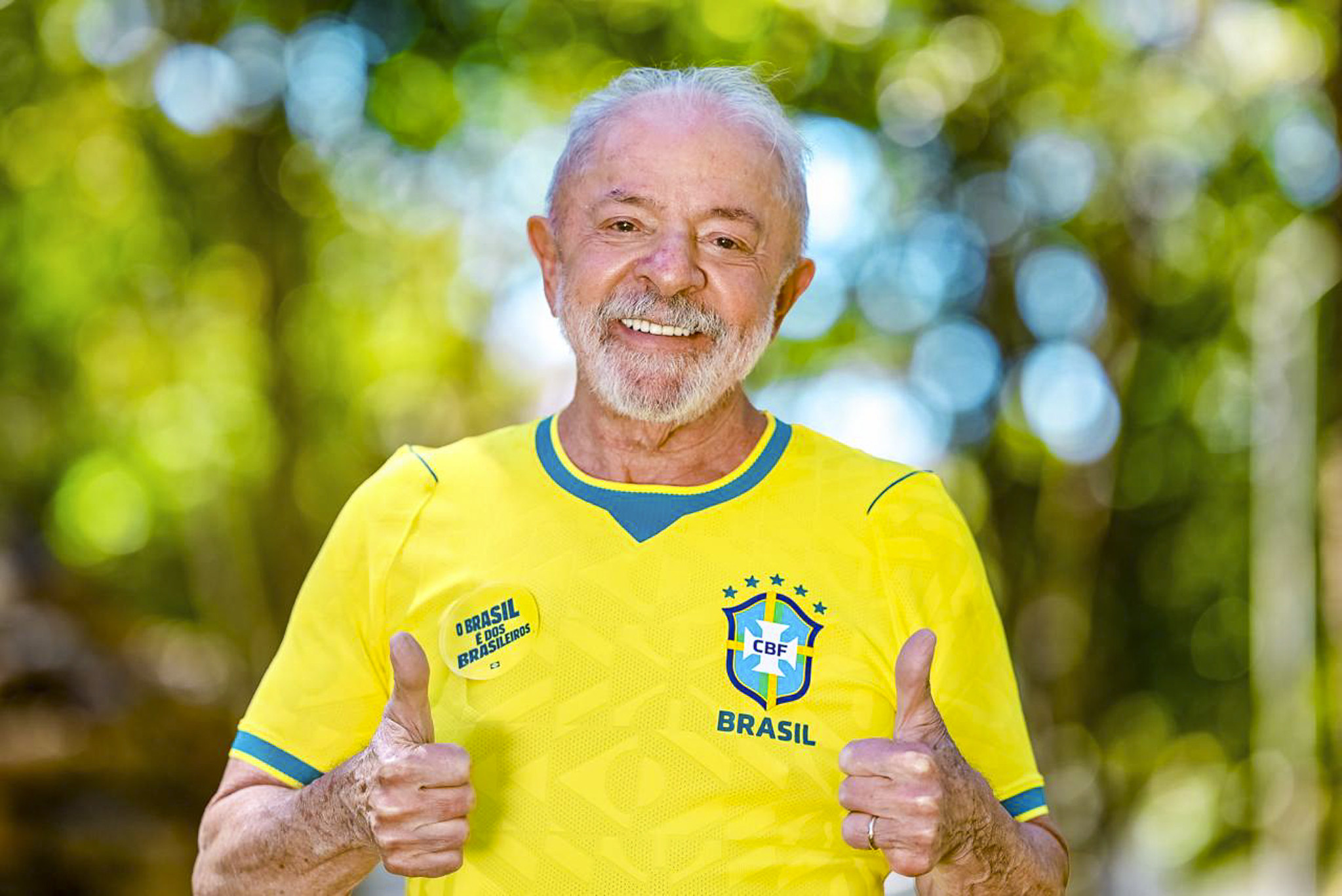 Lula promove mensagem de soberania ao vestir camisa da seleção brasileira antes da Copa do Mundo