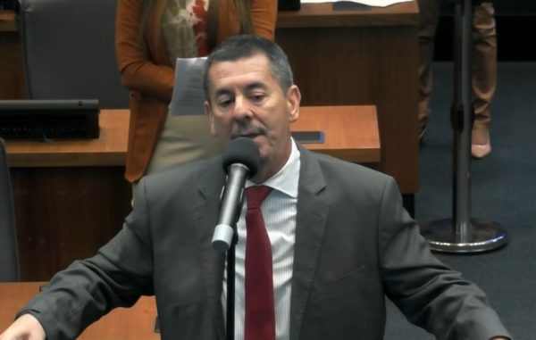 Deputado Val do Ceasa alega ser alvo de perseguição política após operação do MP e da Polícia Civil