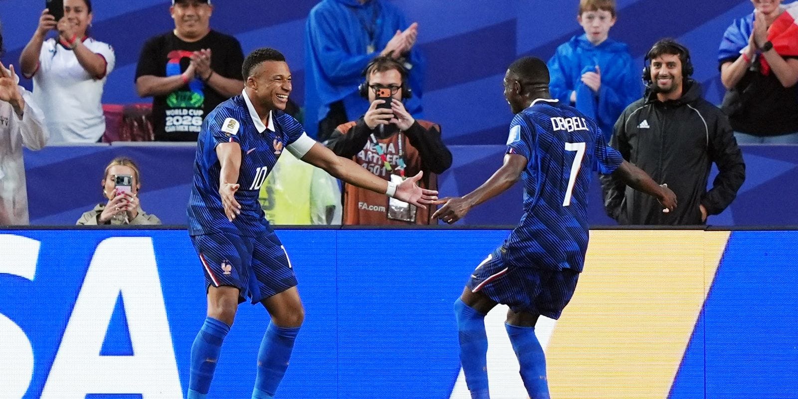 Mbappé brilha após pausa por chuva e França vence o Iraque na Copa do Mundo