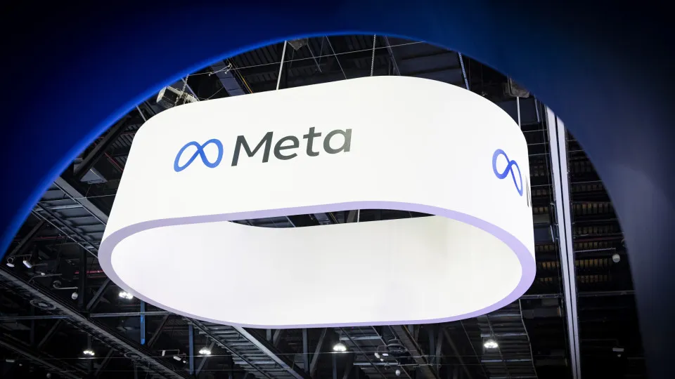 Meta investe em dispositivos inteligentes com IA em pingente e óculos inteligentes