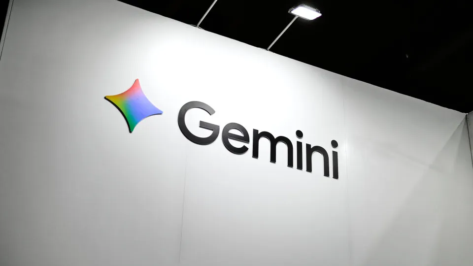 Apple atualiza Siri com tecnologia Gemini do Google visando competir na corrida da inteligência artificial