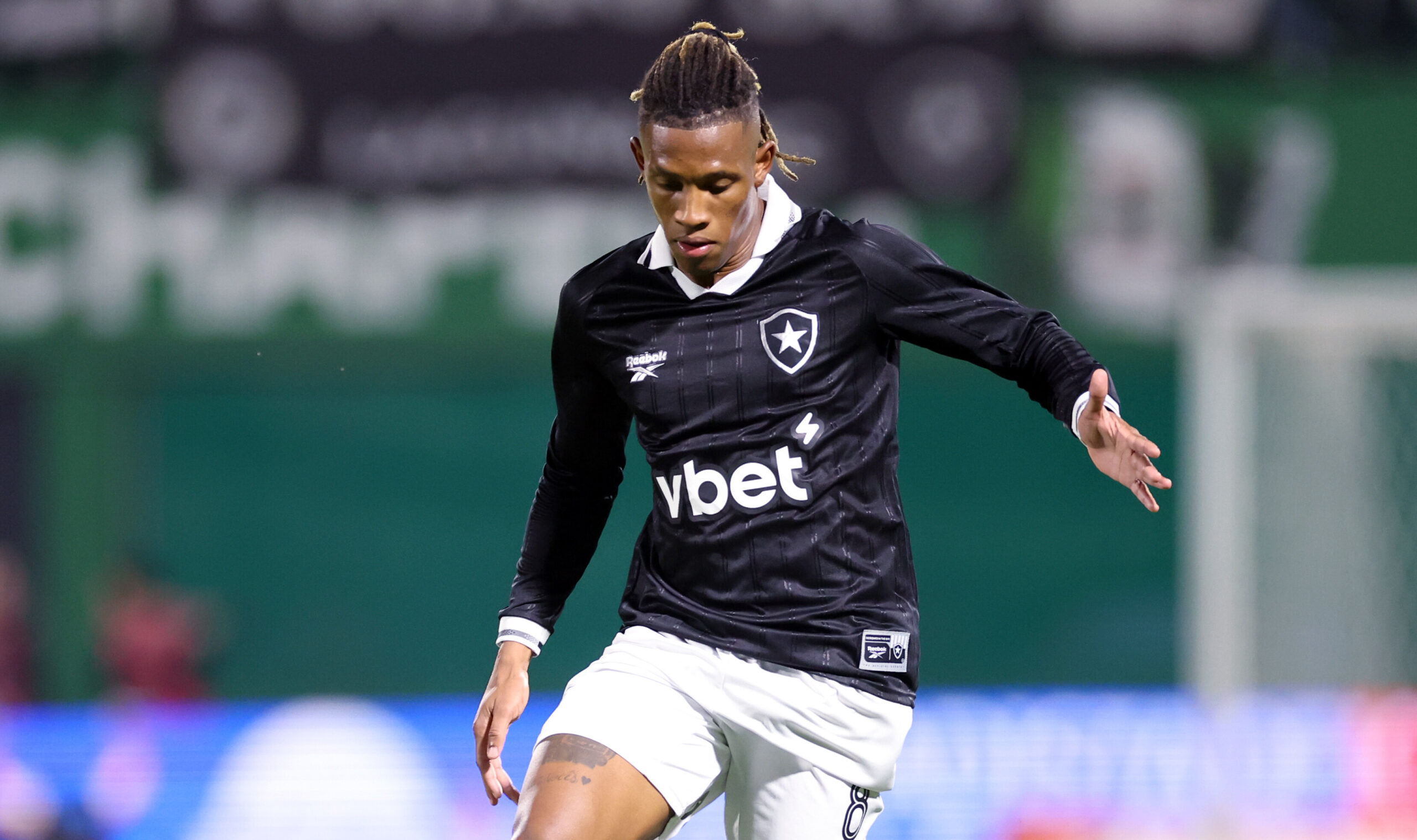 Botafogo e Vitória se preparam para duelo no Brasileirão: confira escalações e expectativas