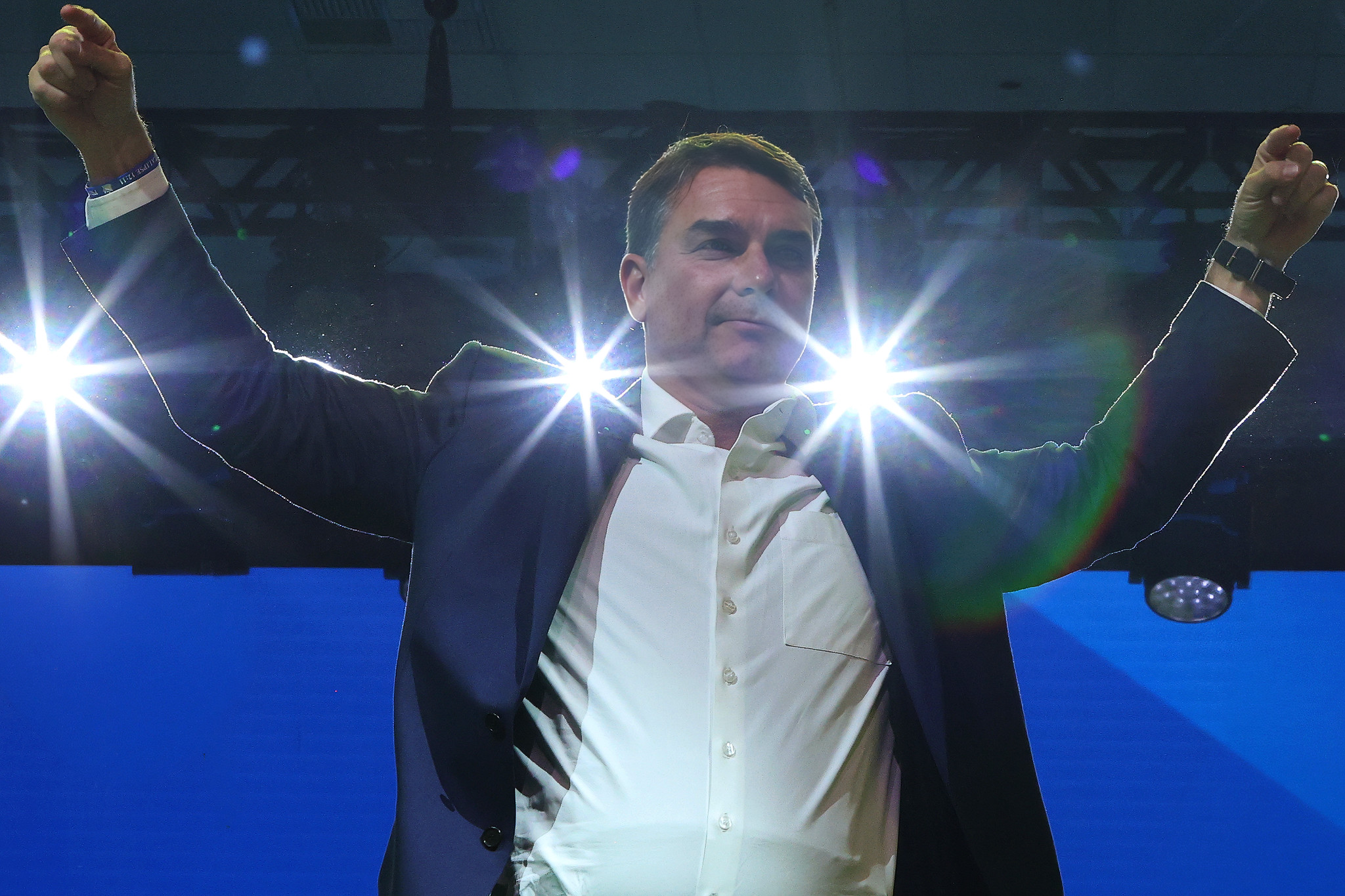 Flávio Bolsonaro Apresenta Defesa Escrita à PF em Caso de Calúnia contra Lula