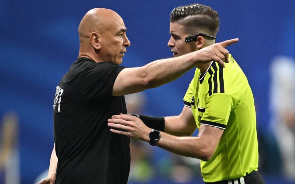 Egito formaliza reclamação contra árbitro à Fifa após eliminação na Copa do Mundo