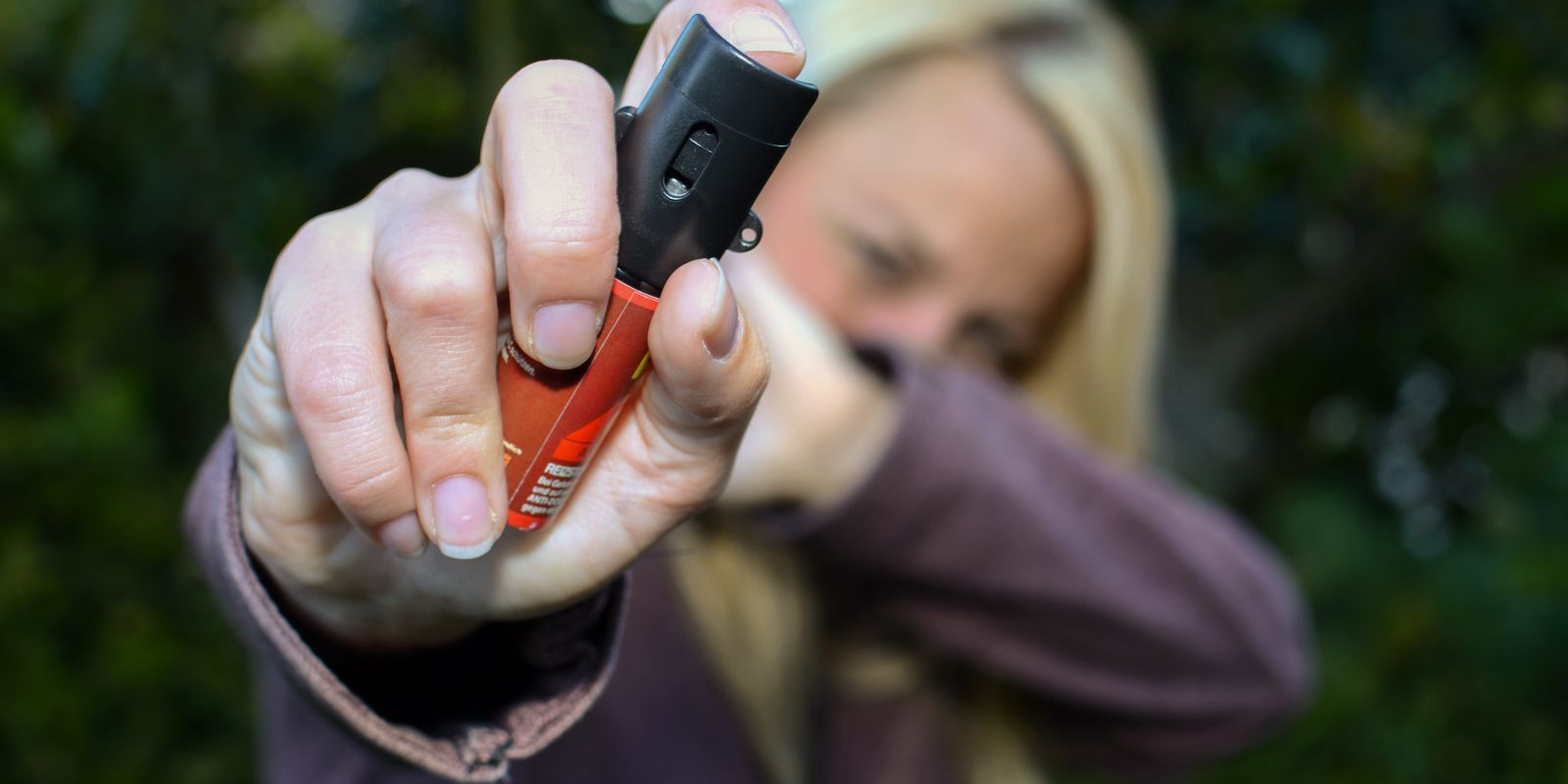 Promotora critica aprovação de venda de spray de pimenta para mulheres como medida paliativa