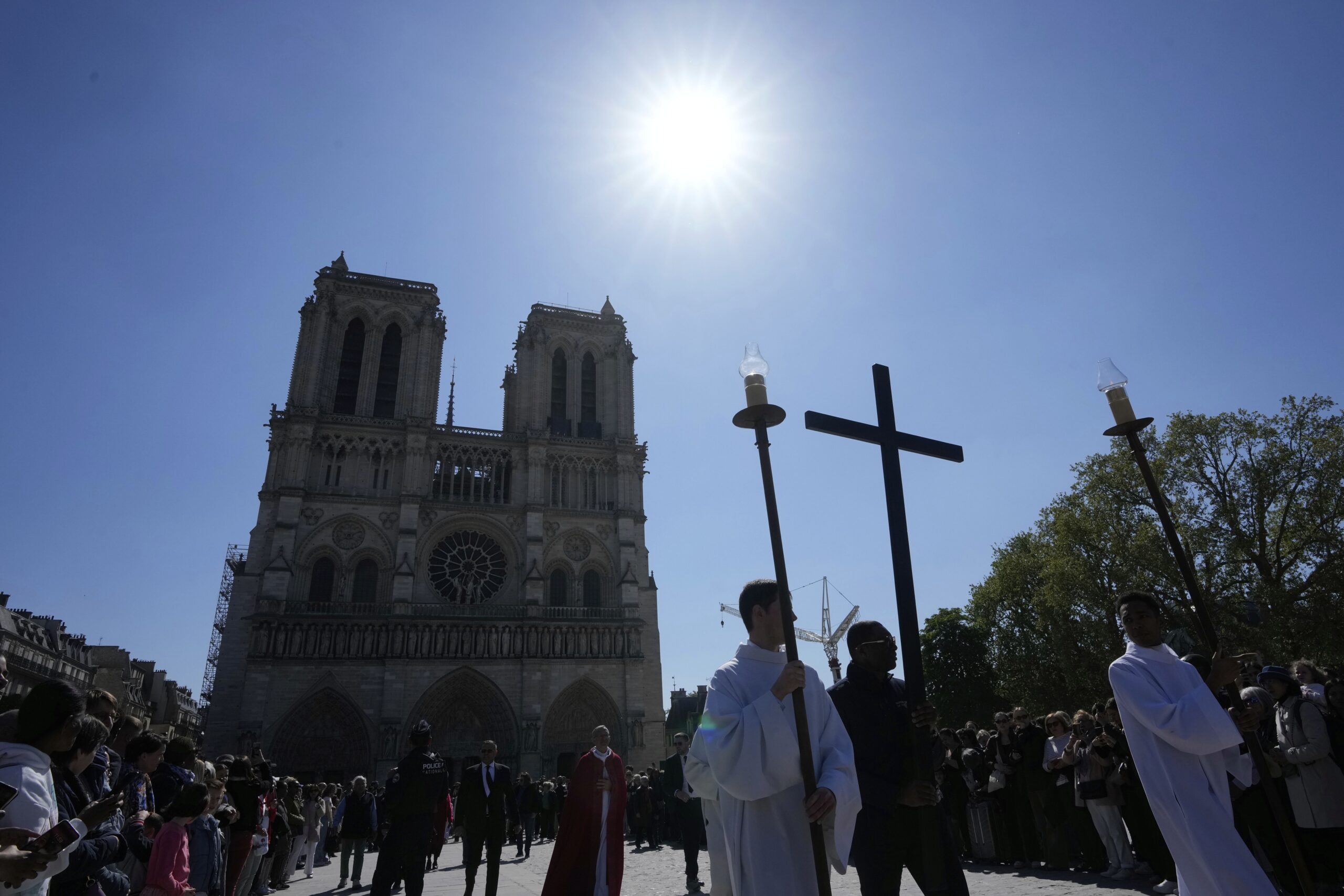 Catedral de Notre Dame se prepara para receber novos vitrais em outubro