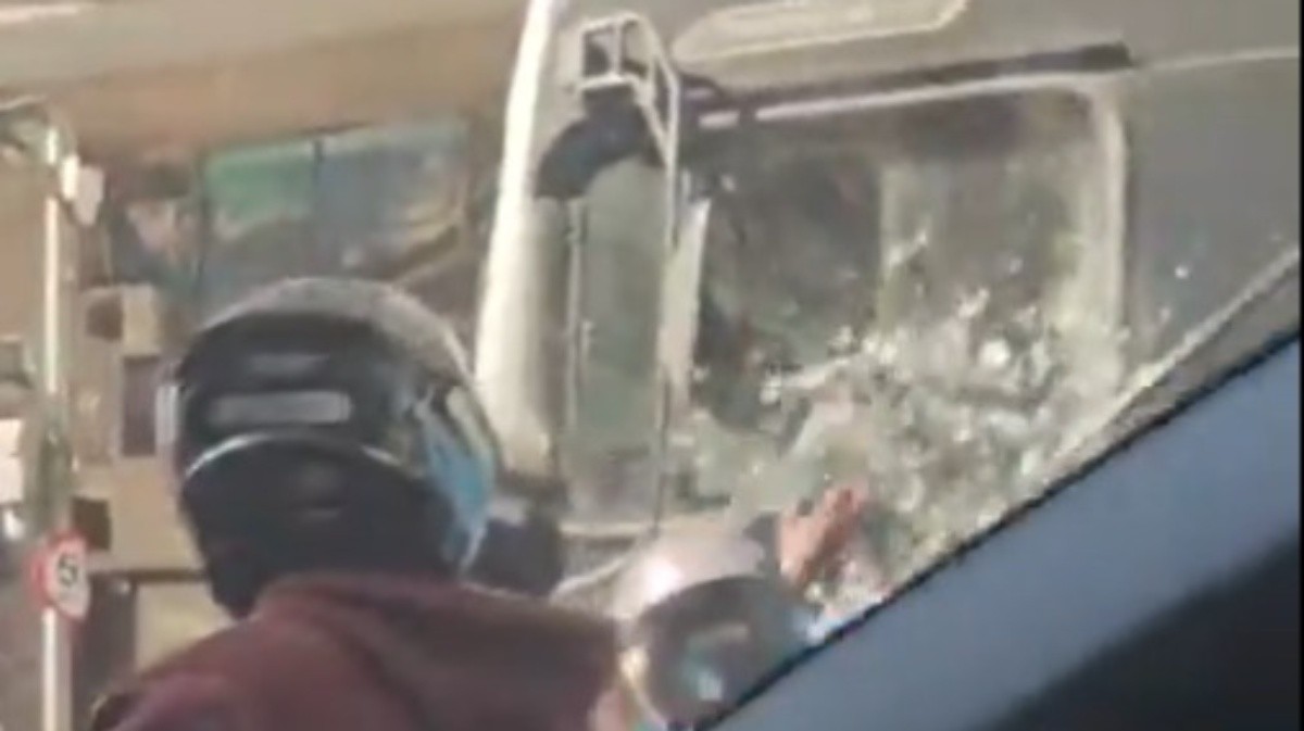 Motociclista depreda ônibus em Copacabana durante discussão de trânsito e é detido pela Guarda Municipal