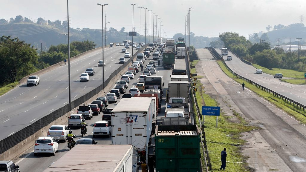 Líder dos caminhoneiros anuncia greve para esta segunda-feira
