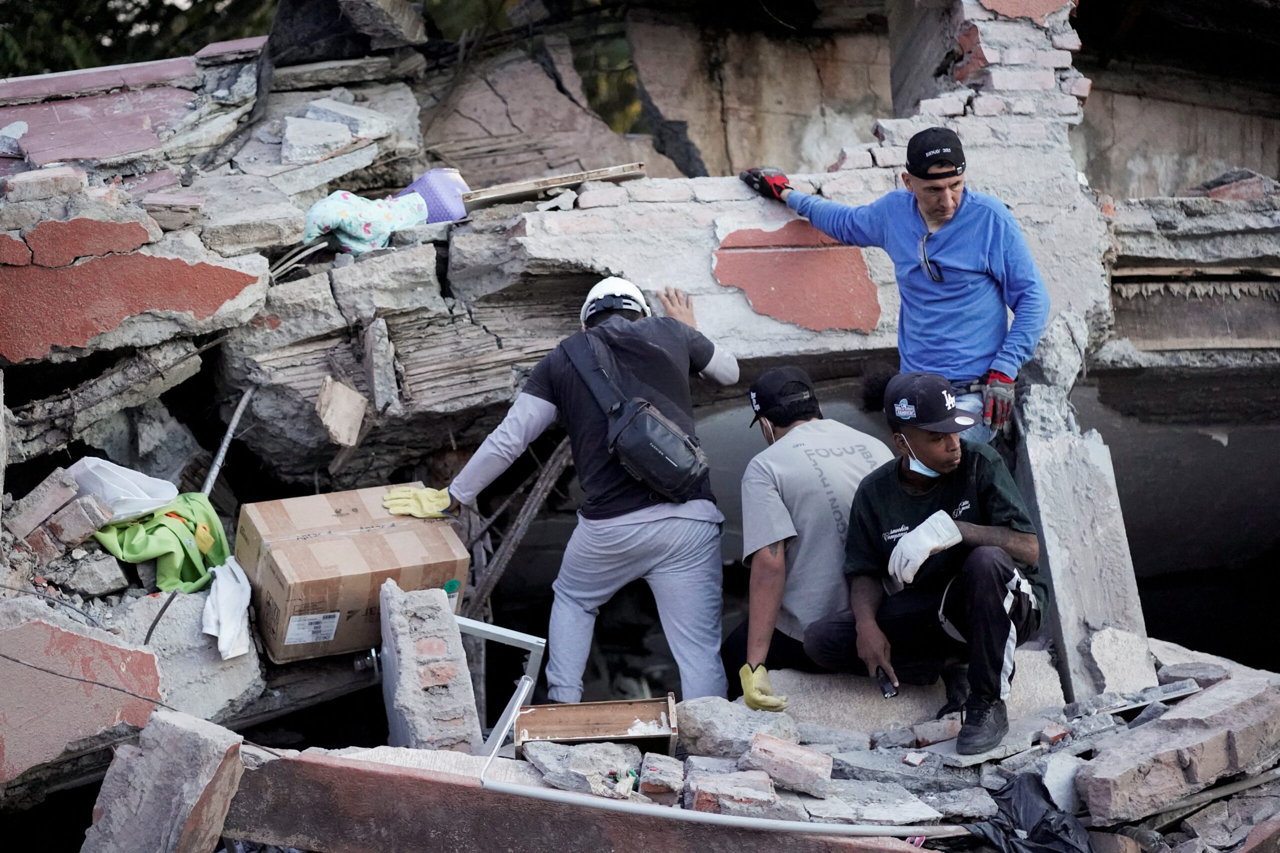 Desastre Sísmico na Colômbia: Buscas Prosseguem Após Terremoto Devastador