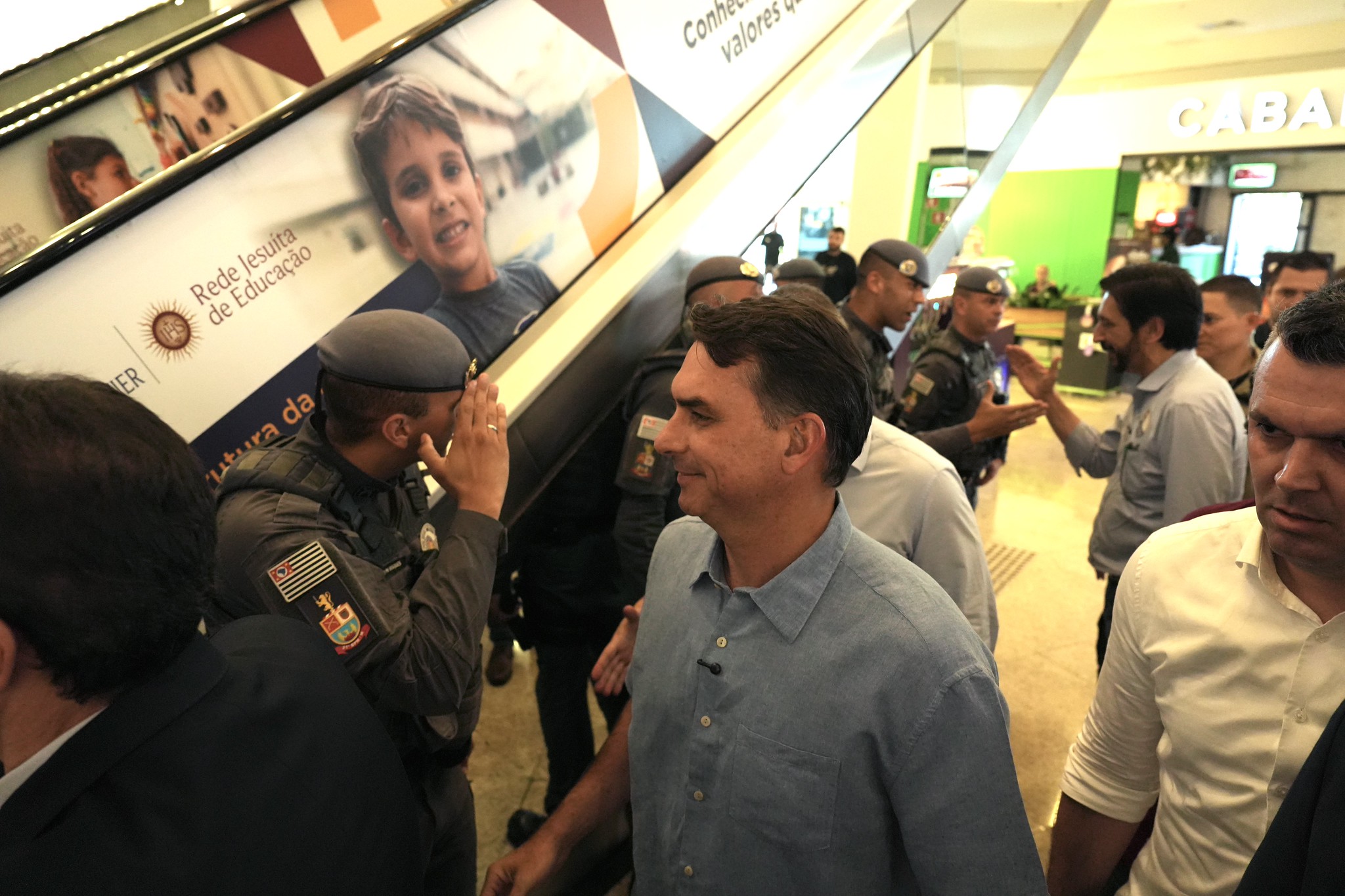 Flávio Bolsonaro Inspira-se em Bukele para Reformular Política de Segurança