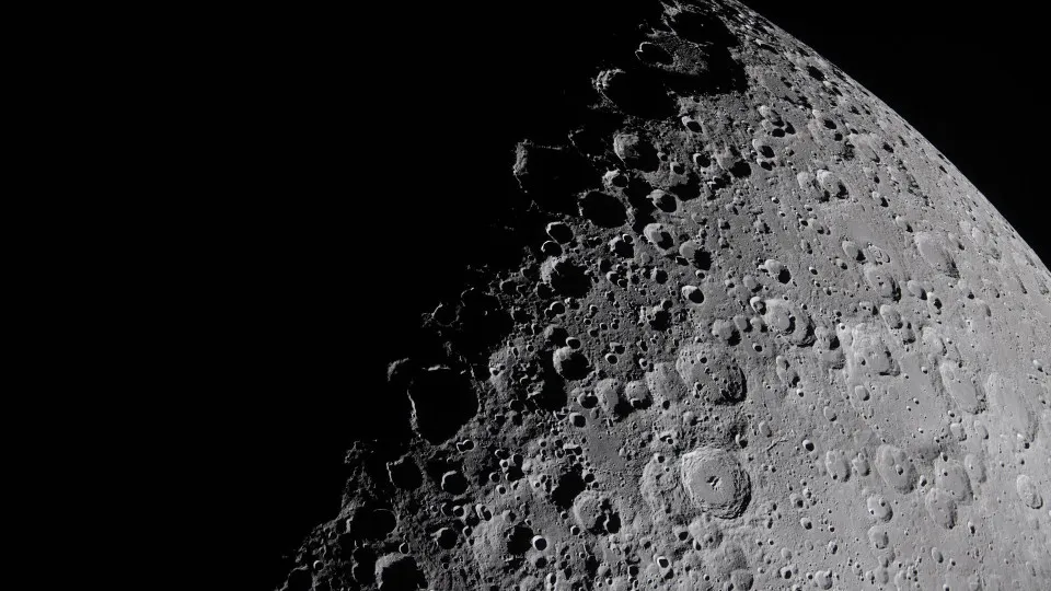 Estudo Revela Capacidade de Sobrevivência de Microrganismos na Lua